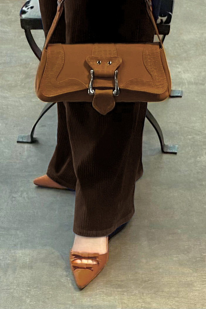 Caramel brown women's open back shoes, with a knot. Pointed toe. Flat kitten heels. Worn view - Florence KOOIJMAN